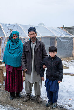afghanische Familie im Winter