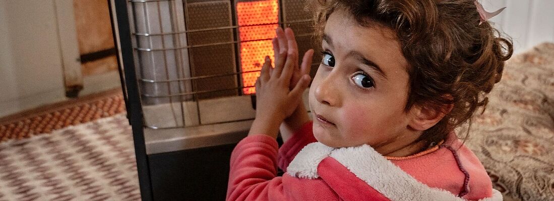 Kind vor Ofen