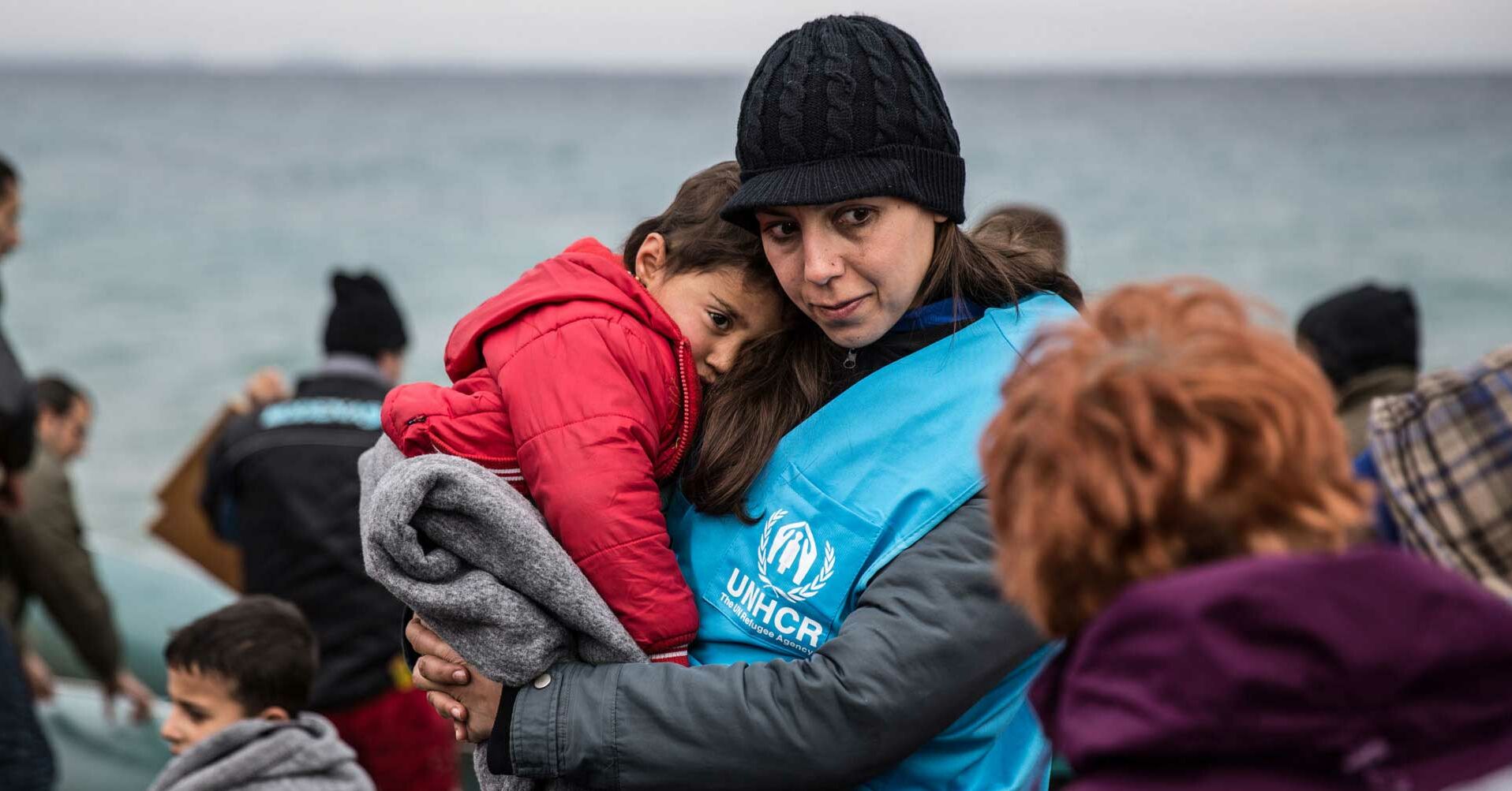 UNHCR Frau mit Kind im Arm, Grichenland, Mittelmeer RF237115_1920x1080.jpg
