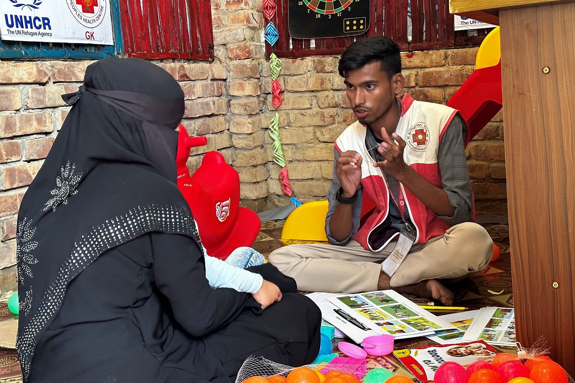 Ein junger Mann unterhält sich engagiert mit einer Frau