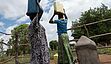 Sauberes Wasser durch neue Solarpumpen Bidi Bidi im Nordwesten von Uganda ist die größte Flüchtlingssiedlung in Afrika. Dort leben derzeit ungefähr 232.000 Flüchtlinge, größtenteils aus dem Südsudan. Das Lager wurde mit Solarpumpen ausgestattet, so dass die 400 Tanklaster, die die Menschen mit sauberem Trinkwasser versorgten, eingespart werden konnten.