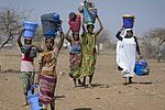 Gruppe von Frauen beim Wasserholen, Sahelzone 