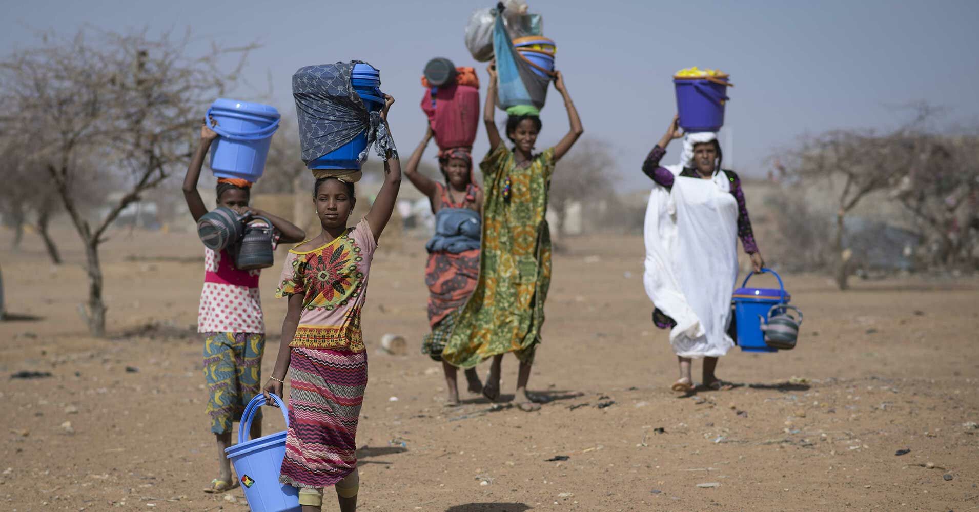 Gruppe von Frauen beim Wasserholen, Sahelzone  Burkina-Faso.jpg