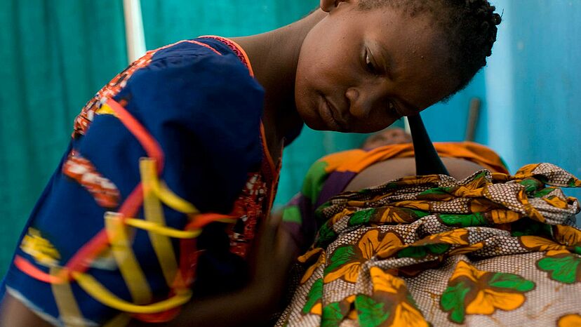Sexuelle und reproduktive Gesundheit Der UNHCR bietet Beratung und Schulungen zur Versorgung von Müttern und Neugeborenen, Verhütung und Familienplanung an. Außerdem werden Überlebende von Vergewaltigung und Gewalt in der Ehe betreut. unterstützt.