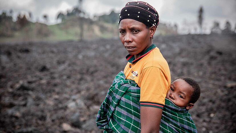 Nach einem Ausbruch des Nyiragongo-Vulkans in Goma haben Esperance Muhoza, ihr Mann und ihre sieben Kinder alles verloren. Das Bild zeigt sie an der Stelle, an der einst ihr Haus stand.