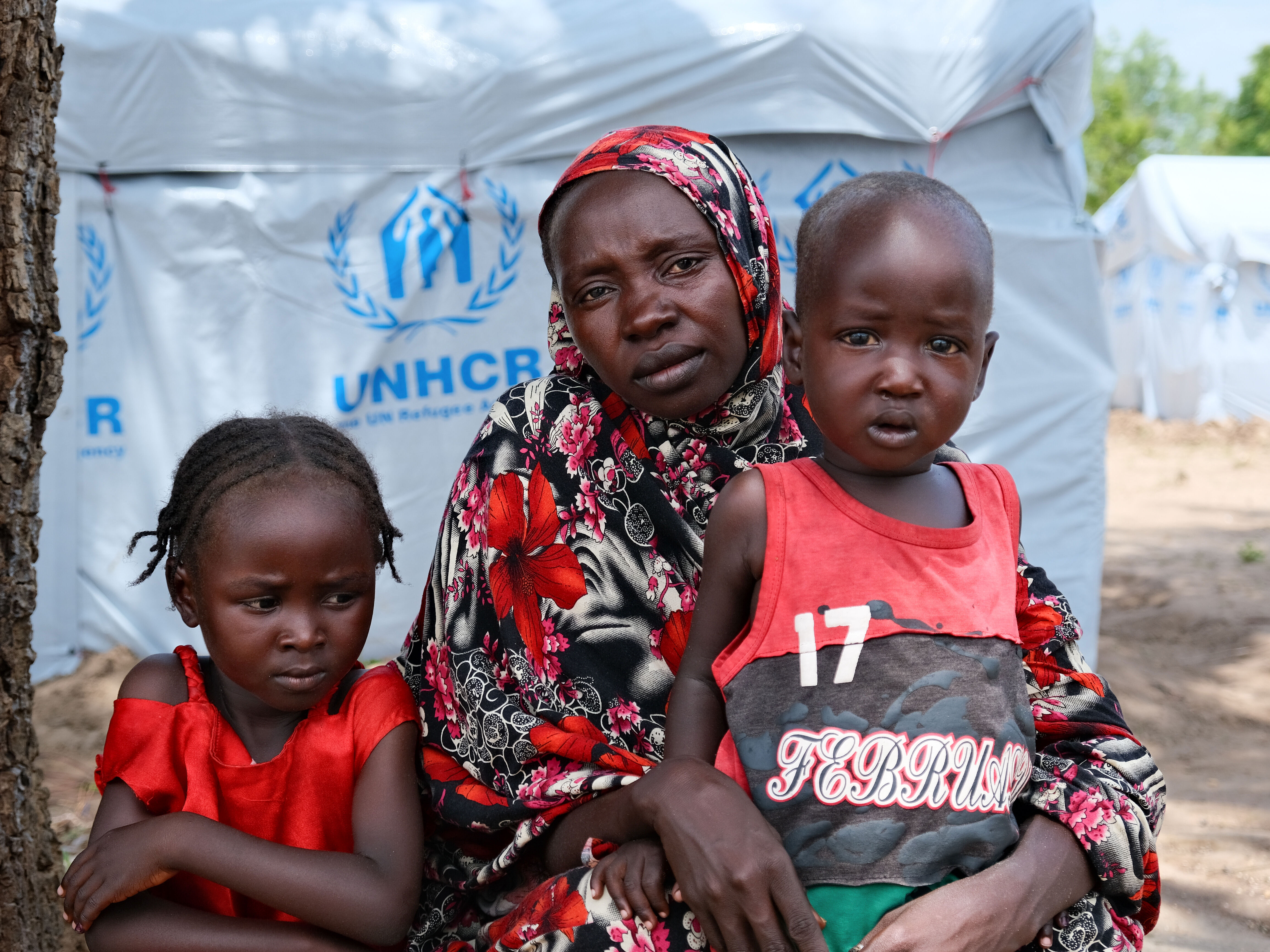 Sudanesische Mutter mit ihren 2 Kindern