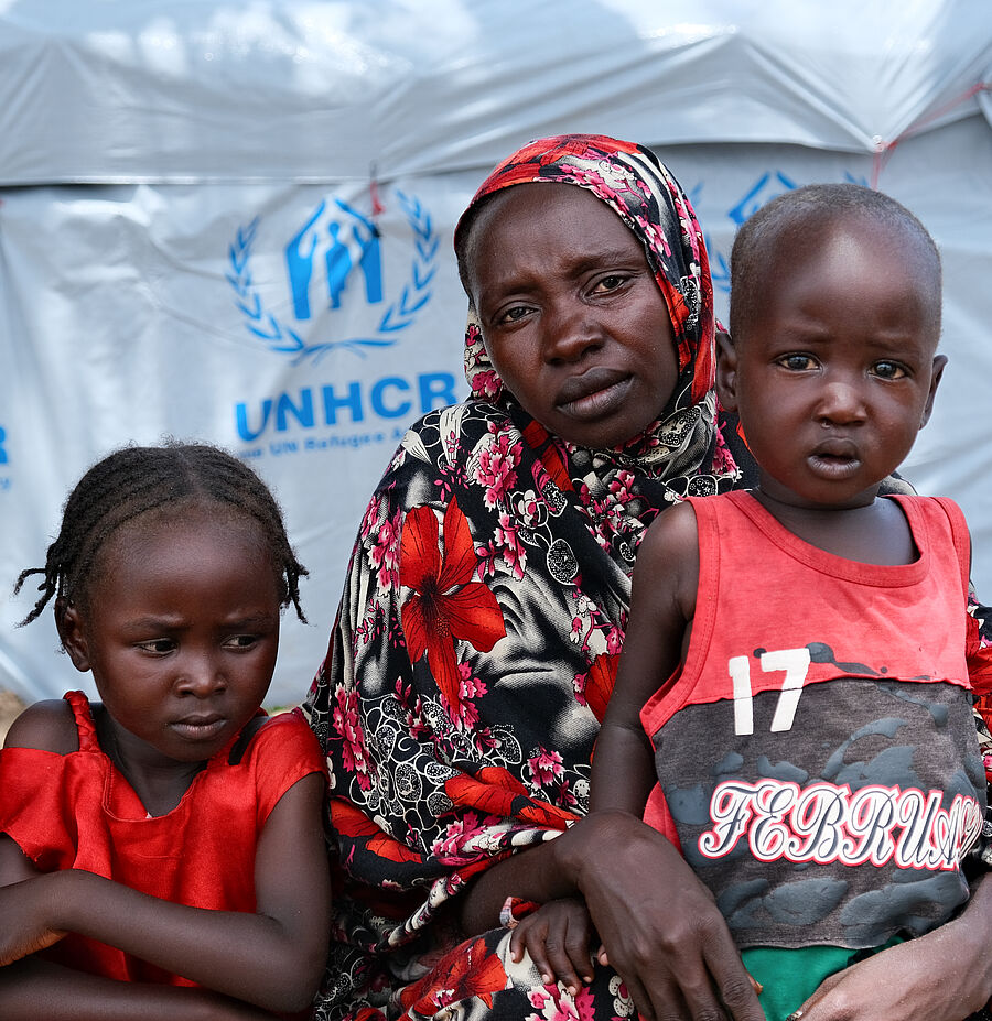 Familie vor UNHCR Zelt 