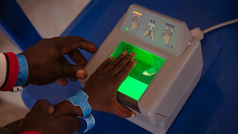Fingerabdruckscanner: Hier wird ein Fingerabdruckscanner genutzt, um den jungen südsudanesischen Flüchtling in Uganda zu registrieren.
