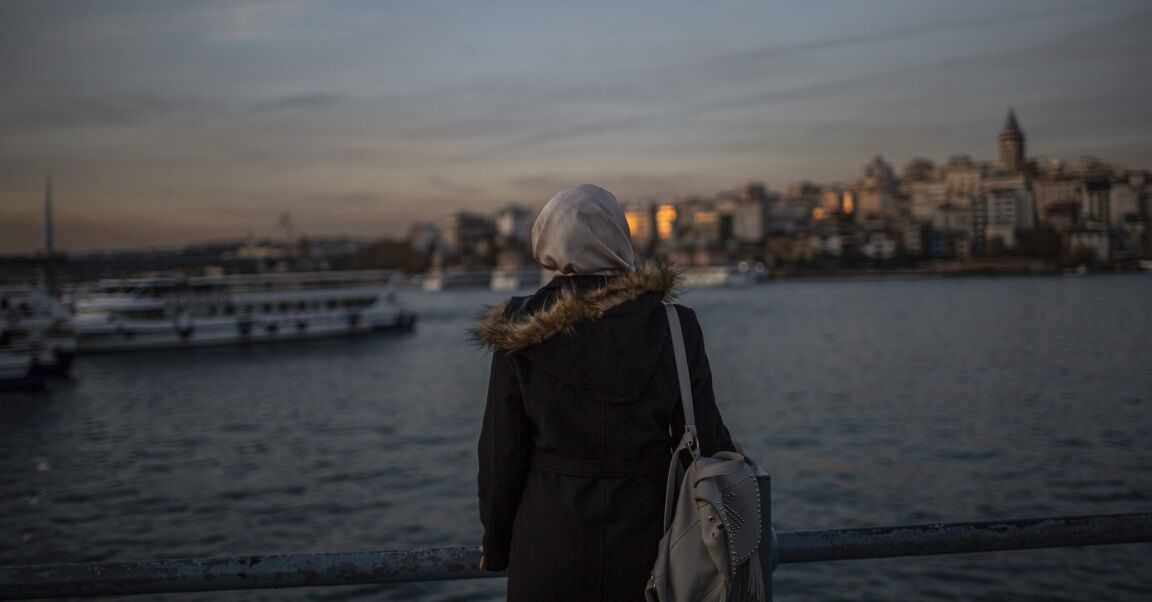 Frau mit Hijab und Rucksack am Hafen, Hintergrund Stadt  Turkey.jpg