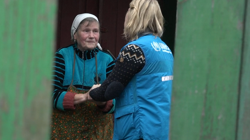 Karolina Billing im Gespräch mit einer Anwohnerin. Neben der praktischen Hilfe durch ist auch die Tatsache, dass die UNHCR-Mitarbeiter vor Ort sind, eine wertvolle psychologische Hilfe für die Opfer der Raketenangriffe.