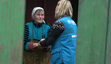 Karolina Billing im Gespräch mit einer Anwohnerin. Neben der praktischen Hilfe durch ist auch die Tatsache, dass die UNHCR-Mitarbeiter vor Ort sind, eine wertvolle psychologische Hilfe für die Opfer der Raketenangriffe.
