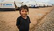 Die fünfjährige Dayana gehört der indigenen Gruppe der Wayuu an. Sie steht vor ihrem Zelt im Unterstützungszentrum in Maicao in Kolumbien und wartet auf den Besuch der UNHCR-Sonderbotschafterin Angelina Jolie.