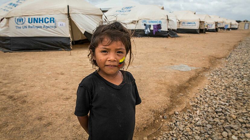 Die fünfjährige Dayana gehört der indigenen Gruppe der Wayuu an. Sie steht vor ihrem Zelt im Unterstützungszentrum in Maicao in Kolumbien und wartet auf den Besuch der UNHCR-Sonderbotschafterin Angelina Jolie.