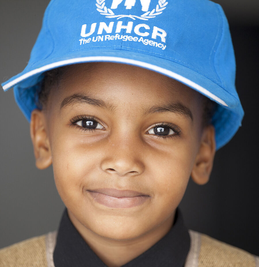 Junge mit UNHCR-Kappe