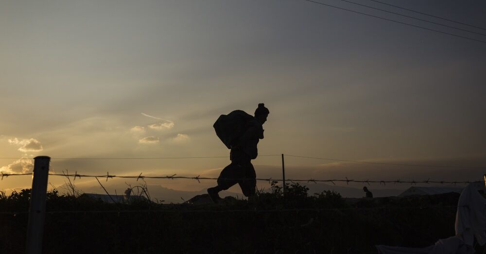 Silhouette einem laufendem Mann, Balkanroute  Balkan_RF246456.jpg