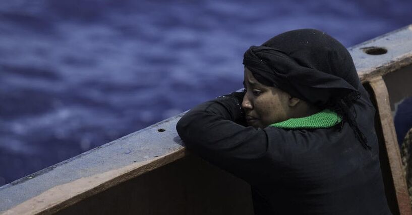 weinende Frau am Schiffsrand  DesperateJourneys.jpg