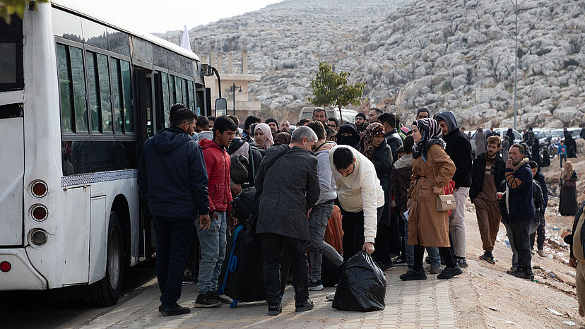 Eine Menschenmenge vor einem Reisebus