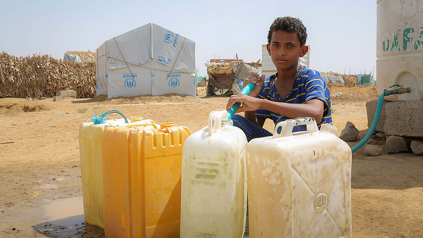 Viele Menschen im Jemen haben keinen Zugang zu sauberem Wasser. Dabei sind 7 Liter Wasser am Tag das Minimum, um zu überleben. Wasser braucht man zum Trinken, Kochen und zum Waschen, um Gemüse anzubauen oder für die Tiere. Besserer Zugang zu sauberem Wasser, bedeutet Überleben, Gesundheit, Bildung und eine bessere Lebenssituation für Flüchtlingsfamilien.