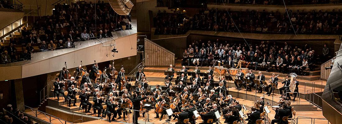 Das gesamte Orchester der Berliner Philharmoniker im Konzertsaal