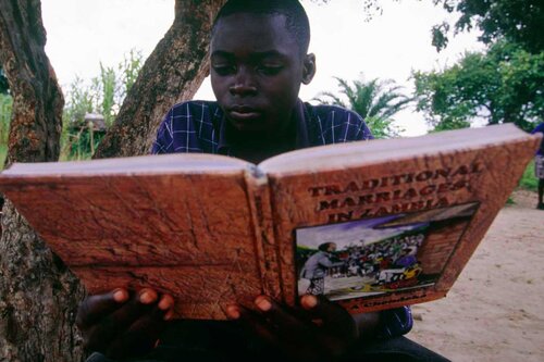 Junge liest ein Buch, Buch empfehlungen 