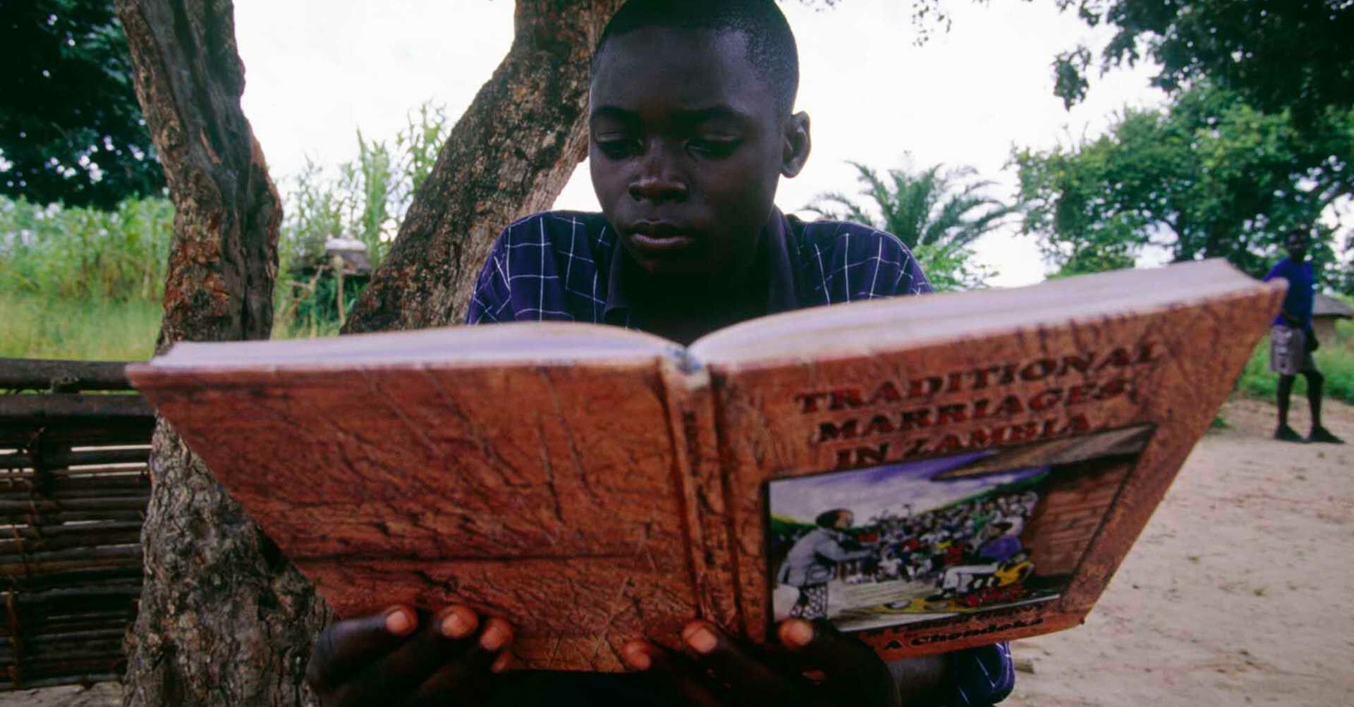 Jungen beim lesen Bücherempfehlungen  Empfehlenswerte-Buecher.jpg