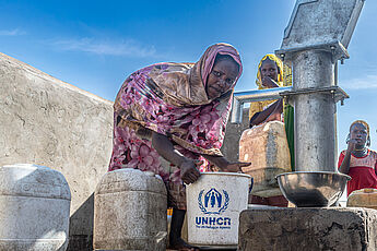 sudanesische Flüchtlingsfrau an einer Wasserstelle