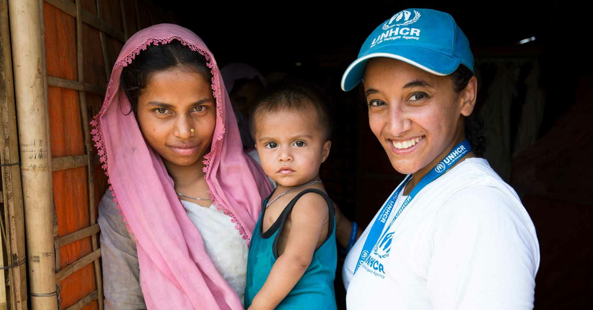 UNHCR-Helferin mit Mutter und Baby RF2160750.jpg