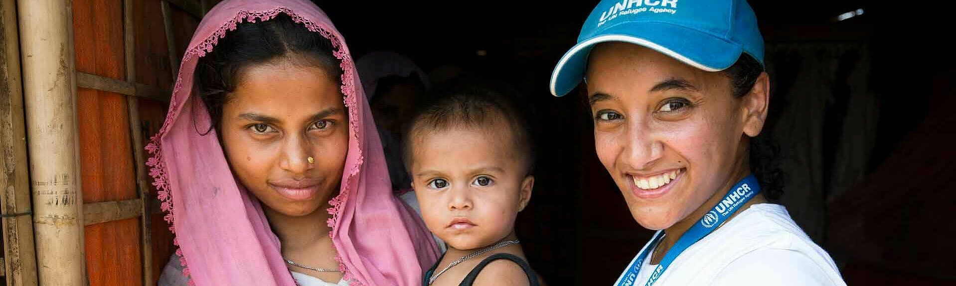 UNHCR-Helferin mit Flüchtlingsmutter und deren Baby