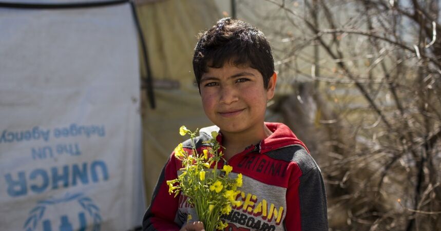 Schenken statt Spenden Junge mit Blumen Syrien_Anlassspende.jpg