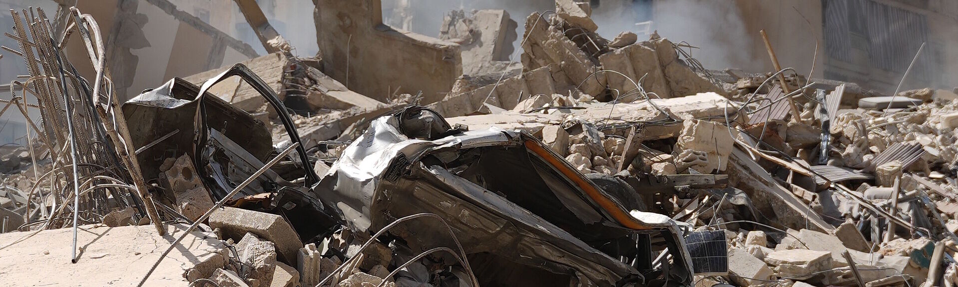 Trümmer nach Bombenangriff