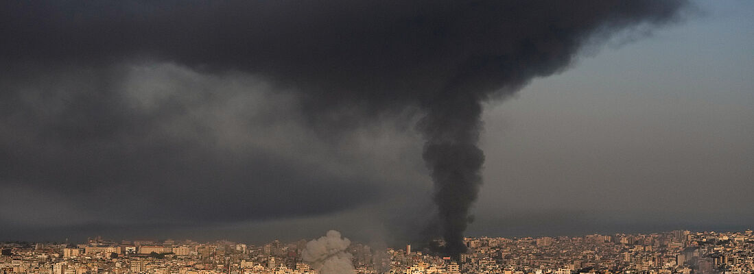 Rauch steigt nach israelischen Luftangriffen in Dahiyeh, einem südlichen Vorort von Beirut, Libanon, am Dienstag, dem 3. März 2026, auf. 