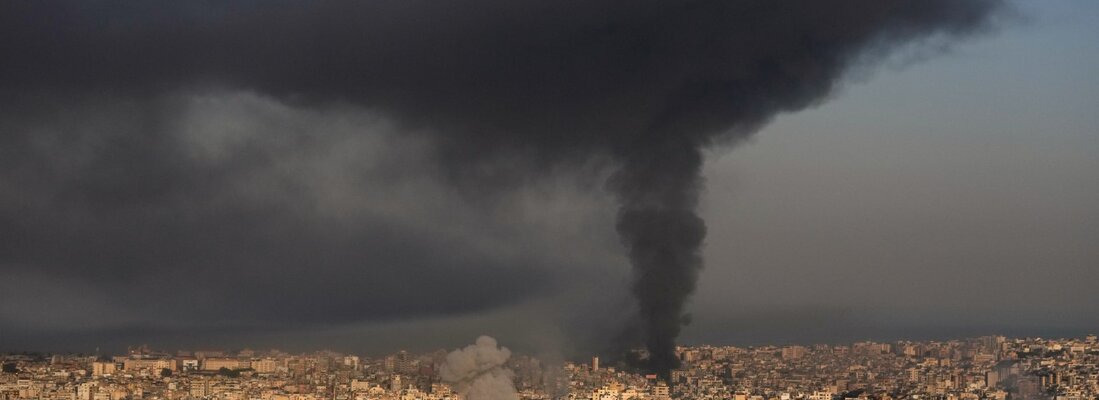Rauch steigt nach israelischen Luftangriffen in Dahiyeh, einem südlichen Vorort von Beirut, Libanon, am Dienstag, dem 3. März 2026, auf. 