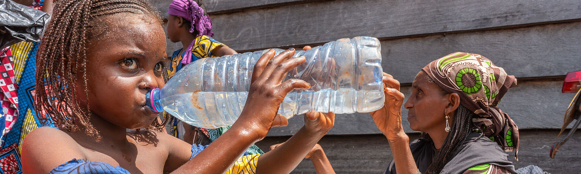 kleines Mädchen trinkt aus Wasserflasche