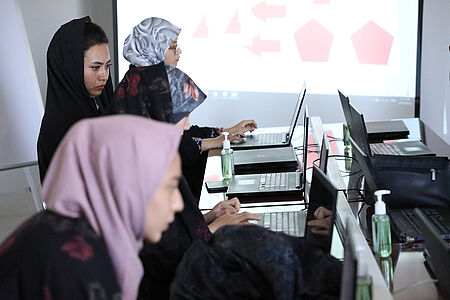 Junge Frauen nehmen an einem Computerkurs teil