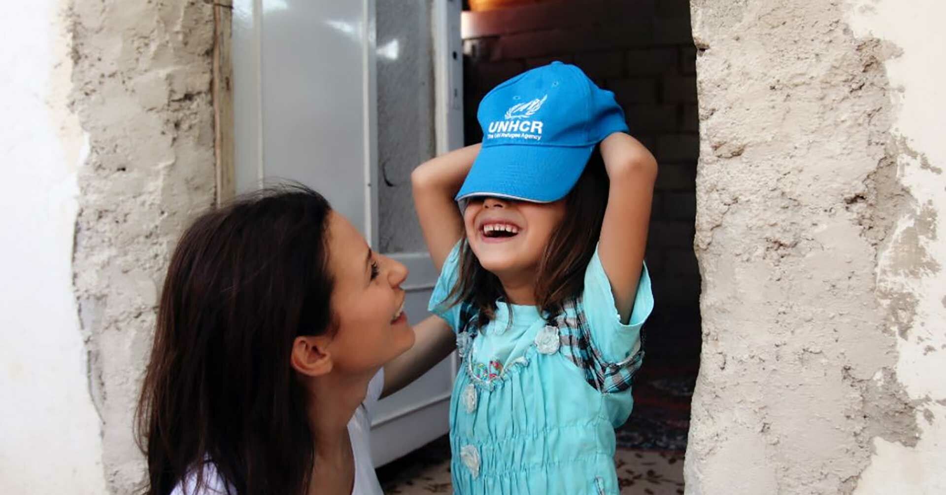Adanali Frau und Kind mit UNHCR Logo Kappe Adanali.jpg