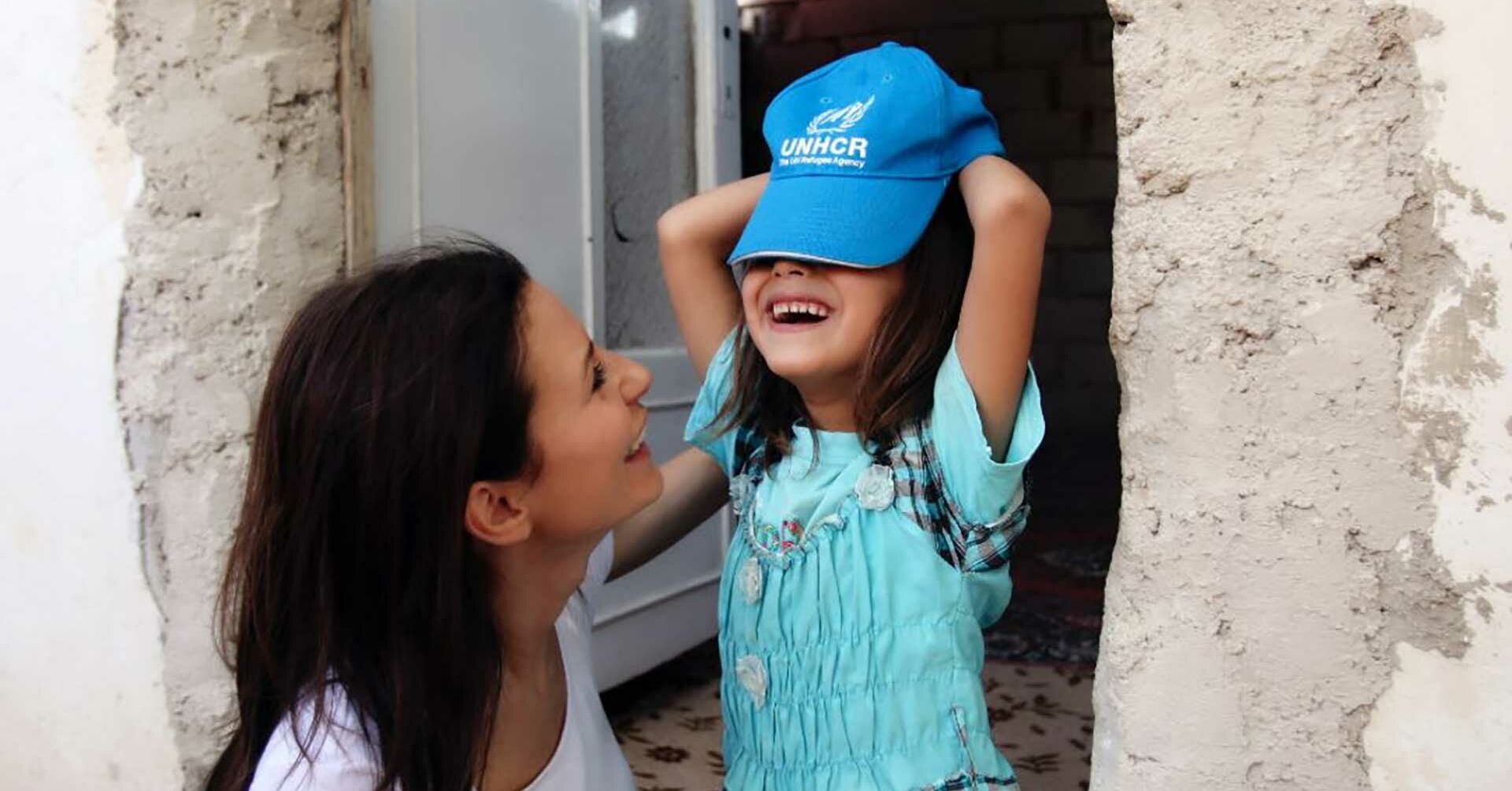 Adanali Kind und Frau, UNHCR Logo  Adanali.jpg
