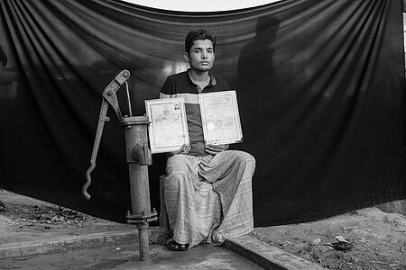 Mohammed, ein Rohingya Flüchtling aus Bangladesch, hält seine Zertifikate in der Hand, die er braucht, um in Myanmar einen Job zu finden.