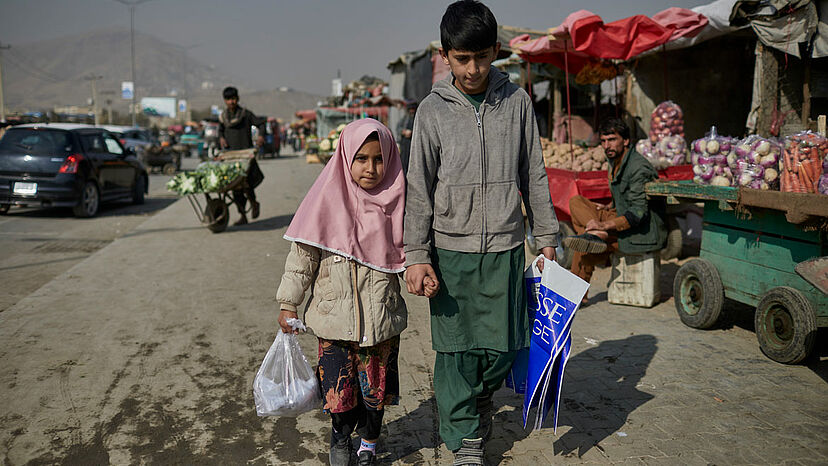 “Vor 4 Jahren musste ich der Schule raus. Ich würde gern wieder hingehen, wenn wir ein besseres Leben hätten.”
Der 10jährige Matiullah*, und seine 8 Jahre alte Schwester Hajira*, verkaufen Plastiktüten auf dem Mark. An guten Tagen verkaufen sie 10 Tüten. Mit dem Geld können sie der Mutter und der älteren Schwester helfen. Die Familie ist vor 6 Monaten nach Kabul gekommen, als ihr Haus in Kunduz durch Kämpfe zerstört wurde.
Über 4 Millionen Kinder in Afghanistan können jetzt nicht mehr in die Schule gehen und immer mehr Familien müssen aufgrund der wirtschafltichen Not ihre Kinder arbeiten schicken.

