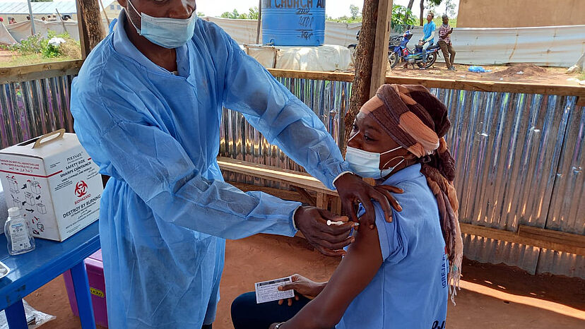 In Angola ... 
- macht die Impfkampagne auch unter der Flüchtlingsbevölkerung gute Fortschritte. In der Flüchtlingssiedlung Lovua wurden 3.580 der 4.000 Einwohner geimpft.

