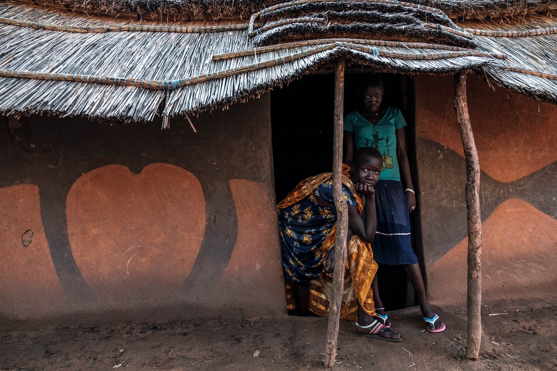 Flüchtlingsmädchen vor ihrer Hütte
