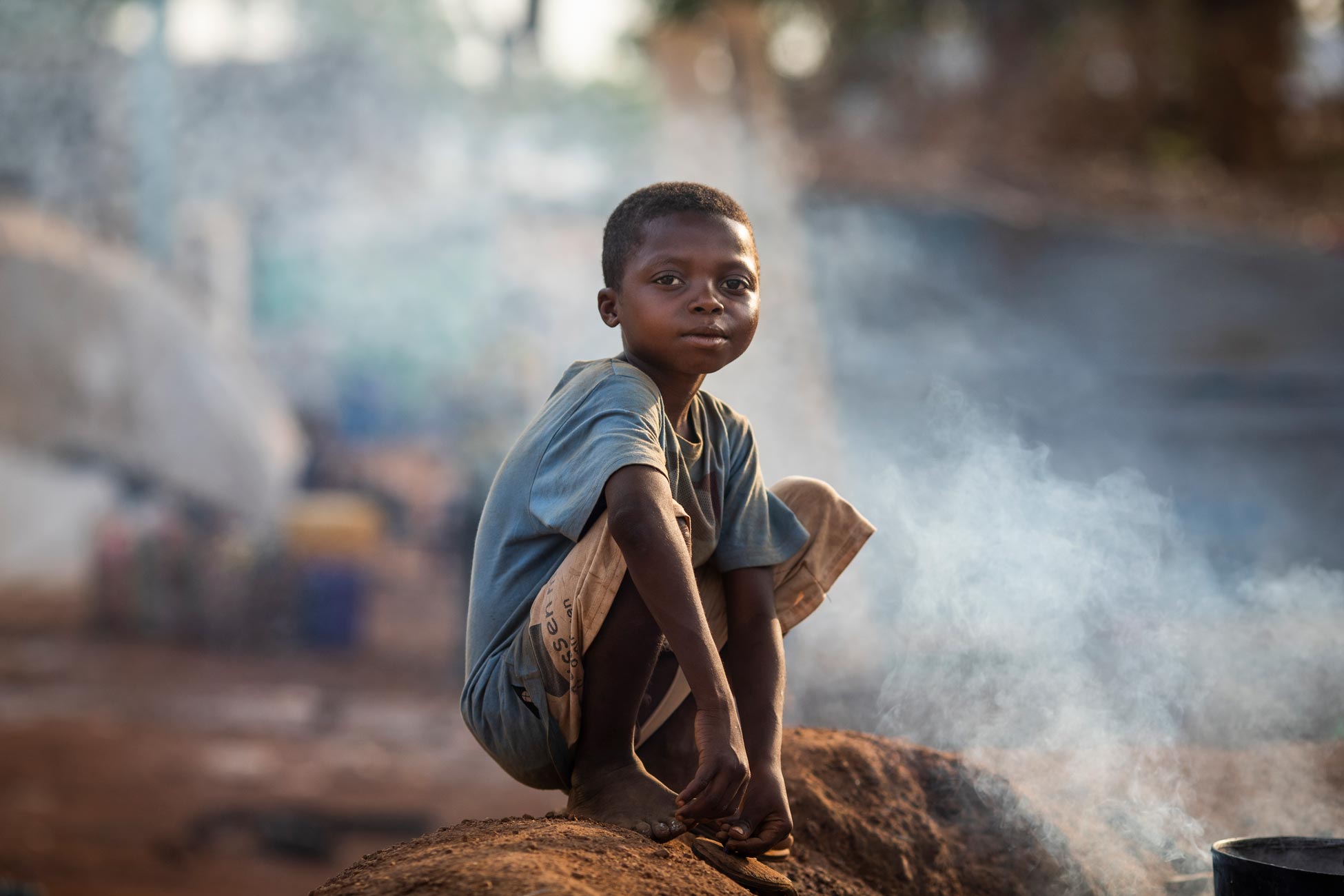 Ein Flüchtlingsjunge aus Kamerun bereitet morgens sein Frühstück zu, während er auf seine Umsiedlung in die Agadom-Flüchtlingssiedlung in Ogoja, Nigeria, wartet.