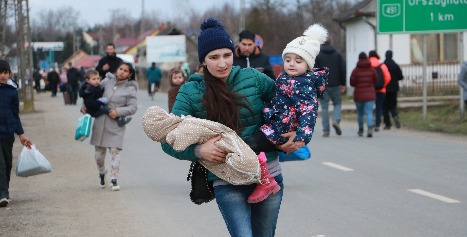 Mutter mit Kindern auf der Flucht