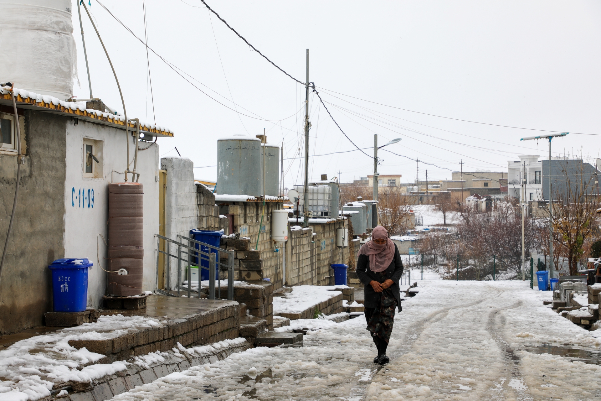 Frau läuft durch verschneite Straße Irak_02.jpg