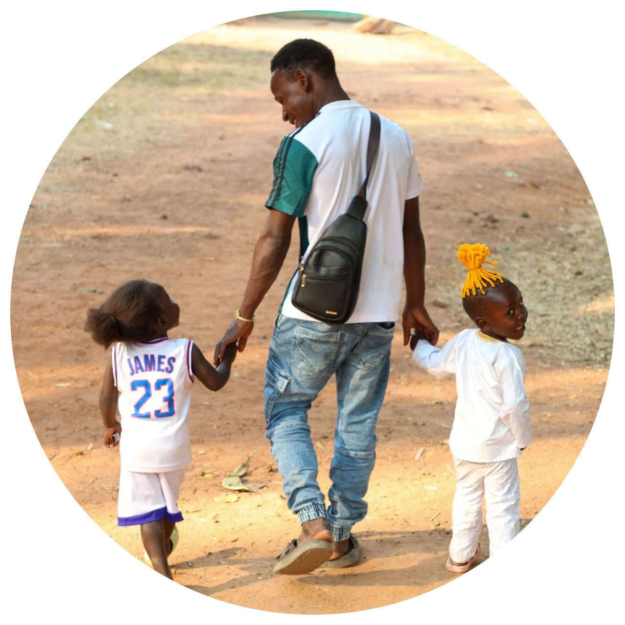 Vater mit Kindern an der Hand