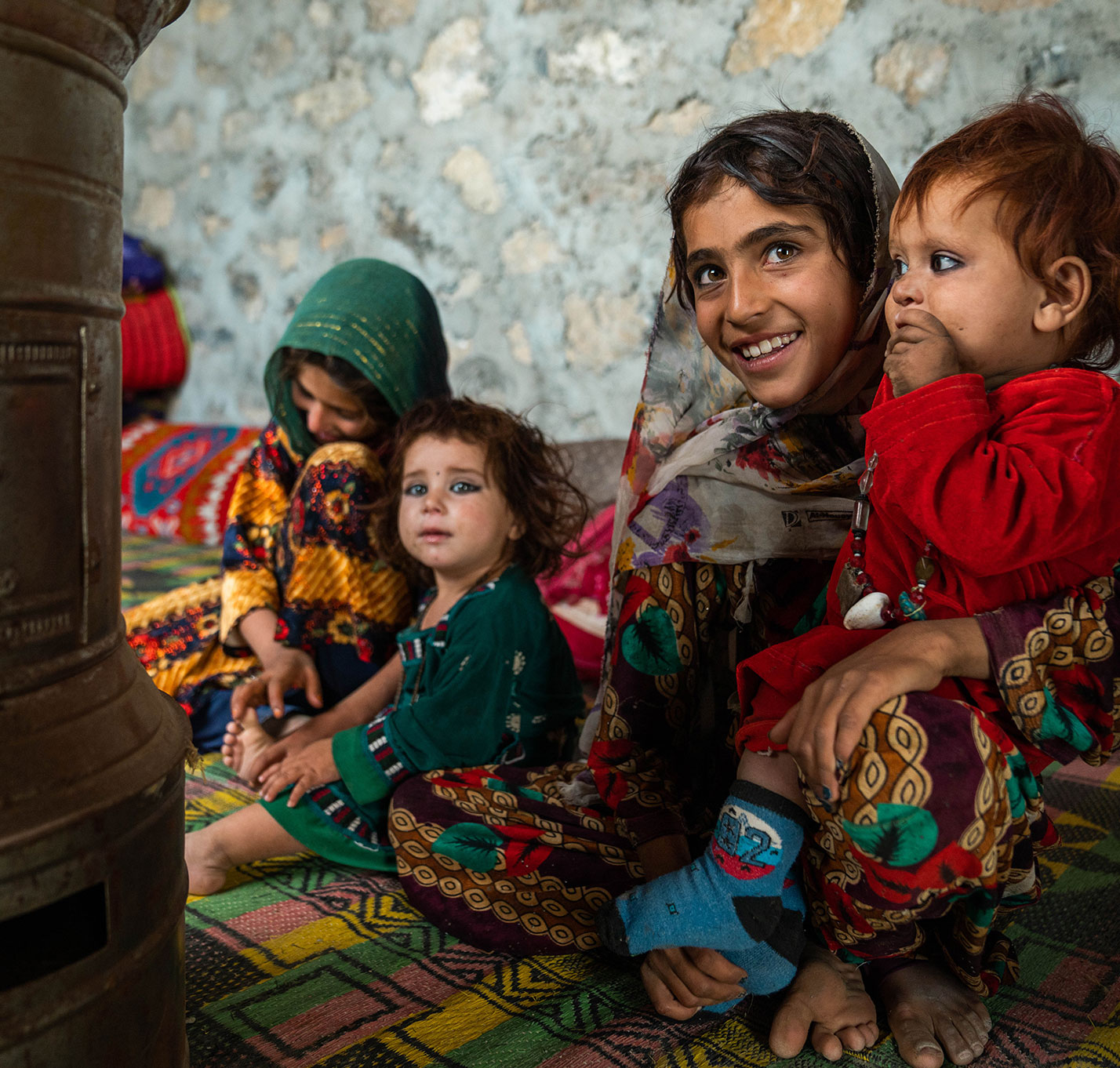 Familie vor dem Ofen