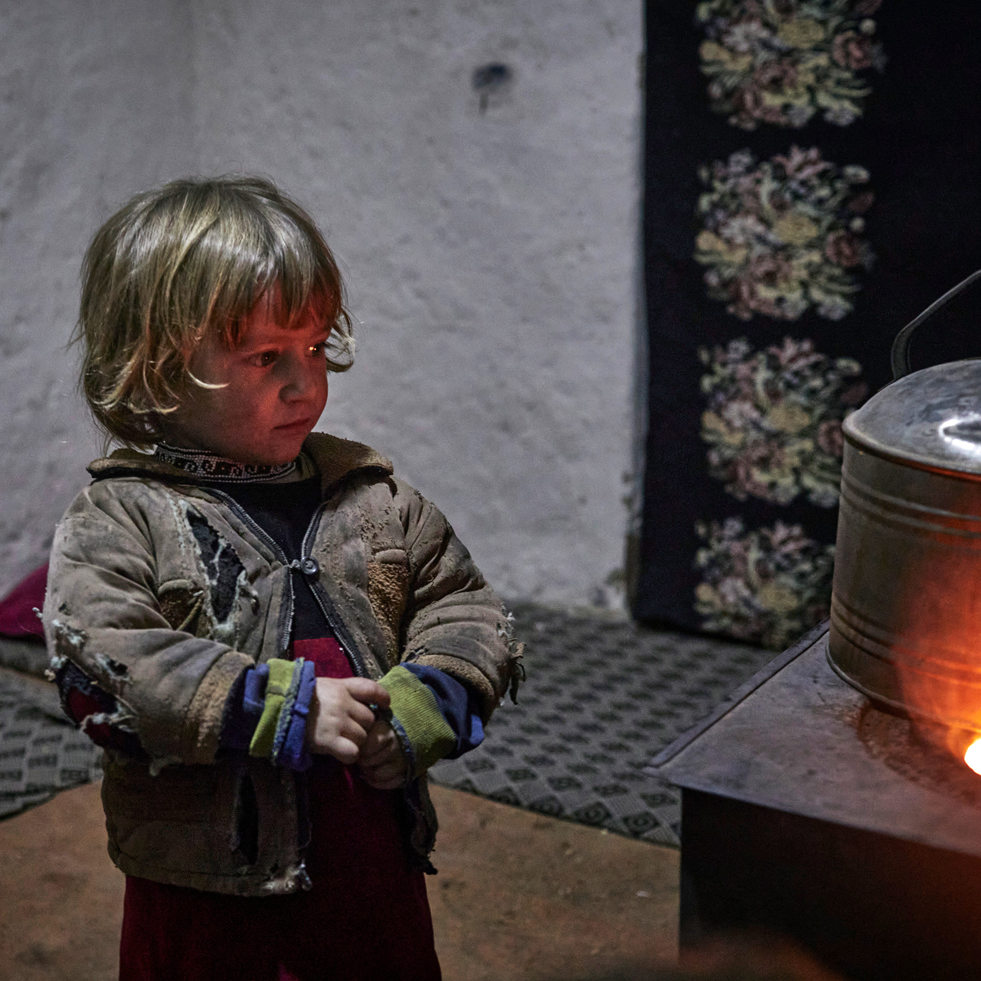 Mädchen am Ofen in Afghanistan