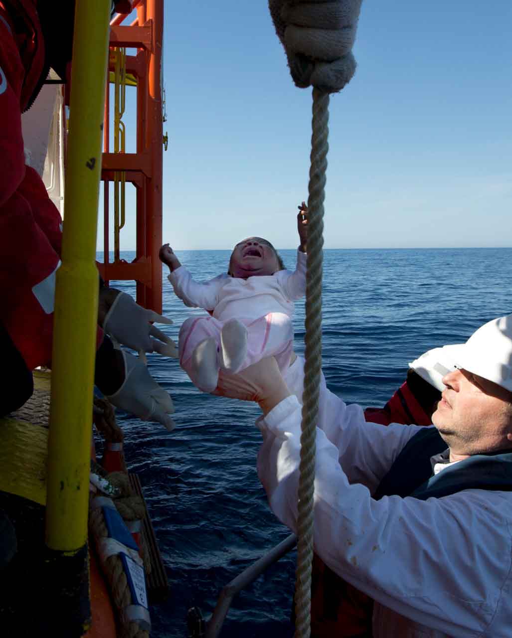 Gerettetes Baby wird an Bord der Ocean Viking gebracht