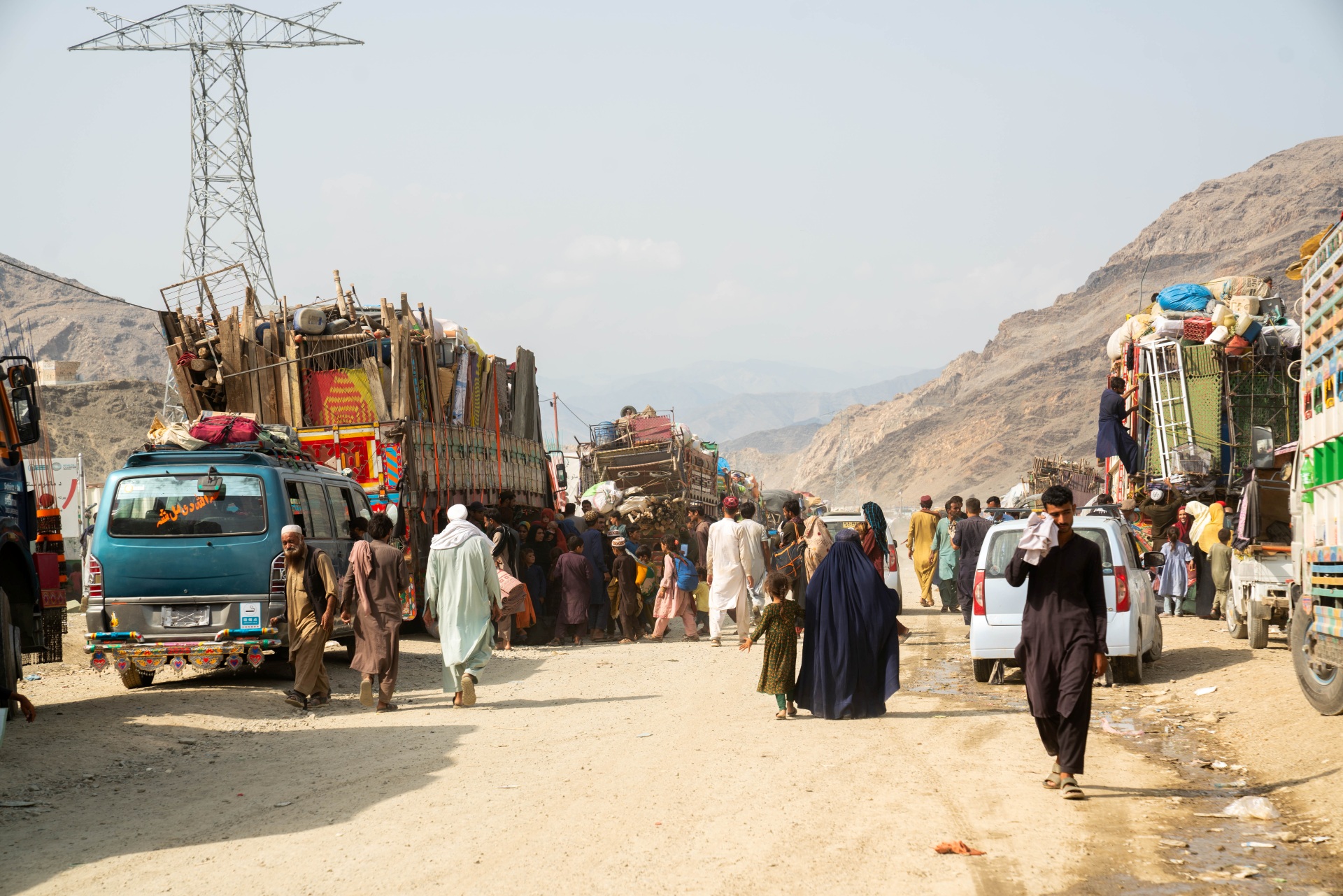 Straßenszene am Grenzübergang in Afghanistan mit LKW und Menschen