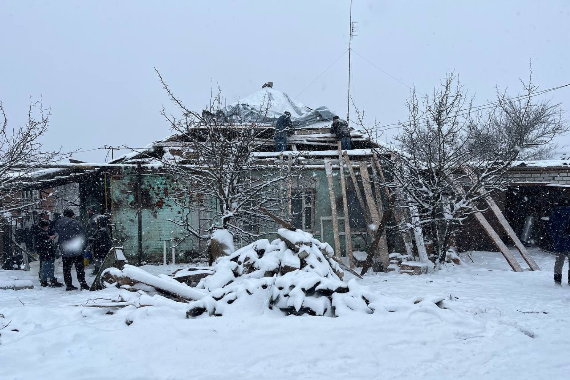 Zerstörtes Haus im Schnee