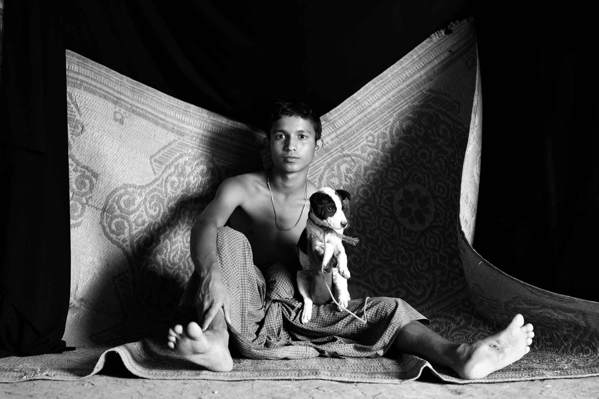 Rohingya Flüchtling Yacoub mit dem Einzigen, das ihn noch von seinem Vater geblieben ist: eine Kette